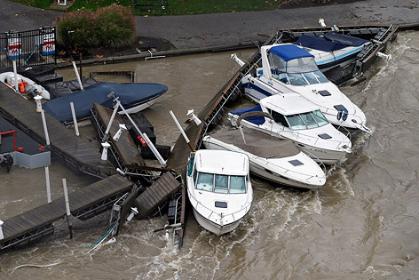 © AP/Mark Duncan Boote an einem von Fluten gebrochenem Dock im Rocky River in Lakewood (US-Bundesstaat Ohio)