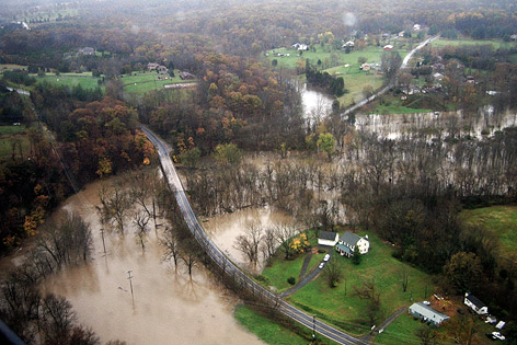 © AP/Virginia State Police Über die Ufer getretener Fluss Potomac in Loudon County (US-Bundesstaat Virginia)