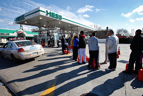 Warteschlange vor Tankstelle in New York