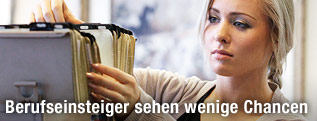 Junge Frau sieht Akten durch