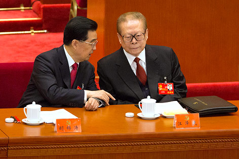 Der scheidende Präsident Hu Jintao unterhält sich mit dem ehemaligen Präsidenten Jiang Zemin