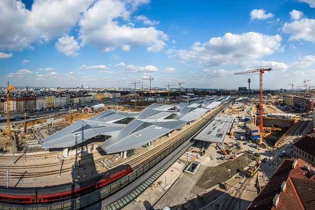 Luftaufnahme des Wiener Hauptbahnhofs mit durchfahrendem railjet