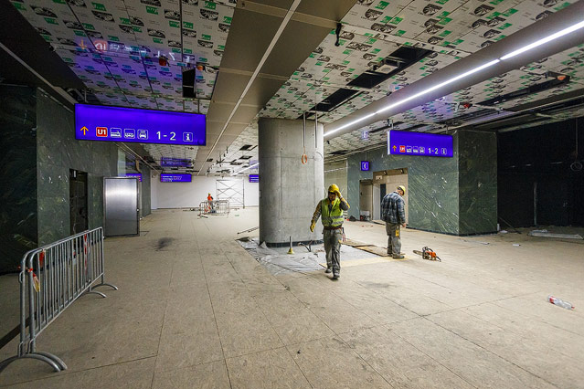 Bauarbeiter in einer Halle am Wiener Hauptbahnhof