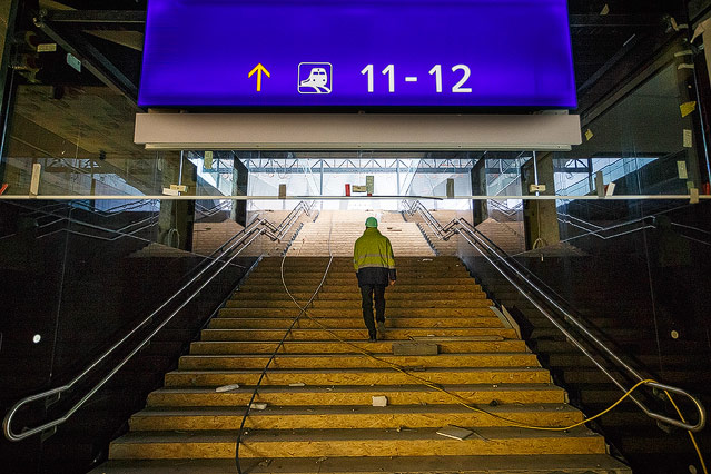 Ein Bauleiter geht einen Aufgang hinauf am Wiener Hauptbahnhof