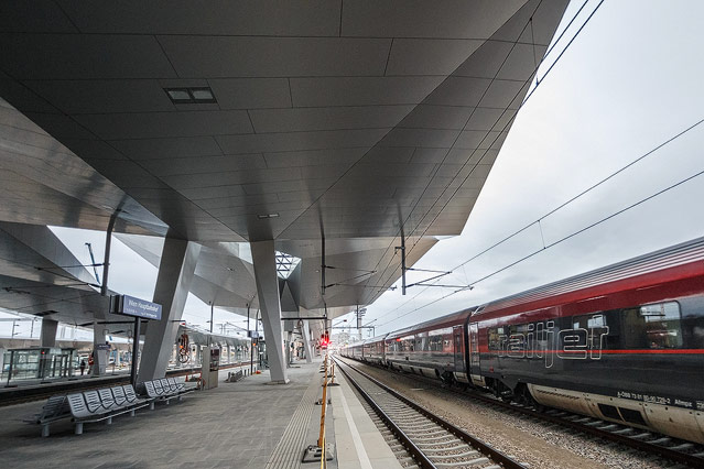 Ein railjet fährt durch den Wiener Hauptbahnhof