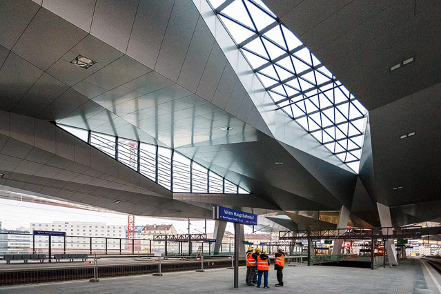 Bahnsteig und Rautendach am Wiener Hauptbahnhof