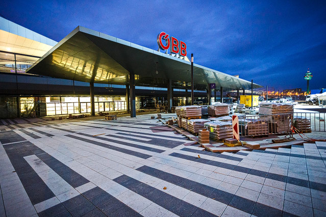 © ORF.at/Christian Öser Vorplatz und Eingang des Wiener Hauptbahnhofs