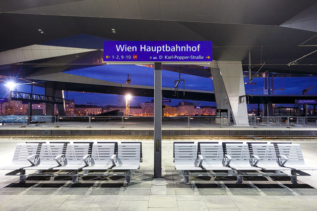 © ORF.at/Christian Öser Sitze und Stationsschild auf einem Bahnsteig des Wiener Hauptbahnhofs