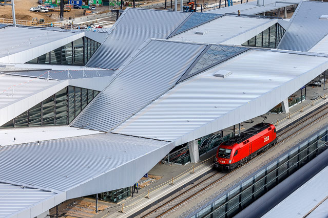 © ORF.at/Christian Öser Luftaufnahme des Wiener Hauptbahnhofs mit einer durchfahrenden Lok