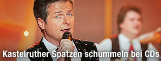 Kastelruther-Spatzen-Sänger Norbert Rier singt in einer TV-Show in Chemnitz