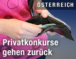 Frau hält offene Brieftasche