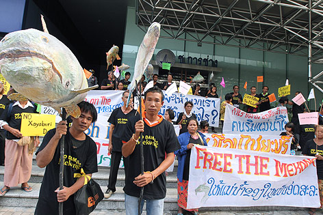 Demonstranten mit Fischattrappen und Transparenten