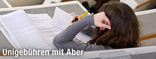 Studentin im Hörsaal