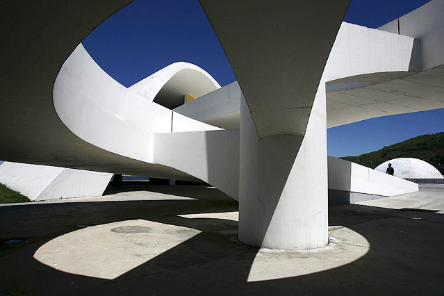 © APA/EPA/Marcelo Sayao Niteroi Popular Theater