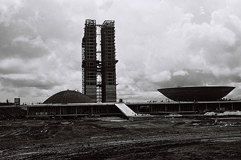 © AP/Mario Fontenelle, Arquivo Publico de Brasilia Der Nationale Kongress, designed von Architect Oscar Niemeyer
