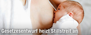 Ein Baby wird gestillt