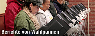 Frau blickt skeptisch in eine Stimmabgabemaschine