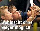 Zwei Frauen bei der Auszählung von Wahlkarten bei der US-Präsidentschaftswahl 2000