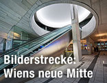 Rolltreppen im Eingangsbereich von Wien Mitte