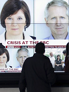 © EPA/Andy Rain Mitarbeiter beobachten Nachrichtenberichterstattung der BBC