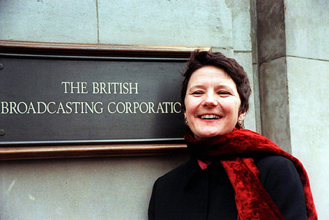 © AP/Kirsty Wigglesworth Frau geht an BBC-Schild vorbei
