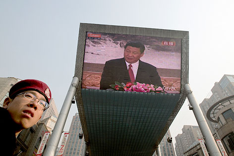 © AP/Andy Wong Öffentlicher Bildschirm überträgt Pressekonferenz von Jinping