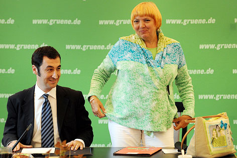 © dapd/Oliver Lang Bundesvorsitzende von Bündnis 90/Die Grünen, Claudia Roth und Co-Vorsitzender Cem Oezdemir