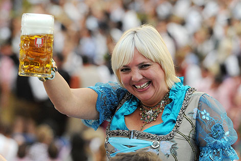 © APA/dpa/Tobias Hase Bundesvorsitzende von Bündnis 90/Die Grünen, Claudia Roth in Dirndl mit einem Bier in der Hand
