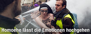 Demonstrantin mit Kopfbedeckung einer Nonne 
