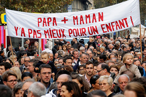 Demonstranten mit Plakaten