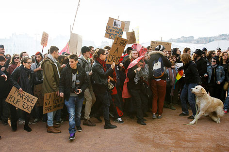 Demonstranten mit Plakaten