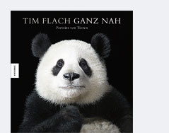 © Tim Flach/Knesebeck Verlag Coverfoto eines Pandas aus dem Buch "Ganz nah" von Tim Flach