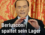Silvio Berlusconi gestikulierend