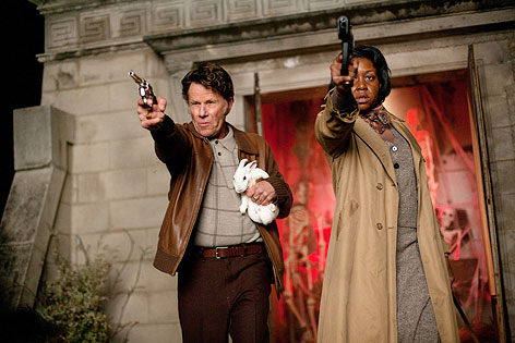 © Luna Filmverleih Szene aus dem Film Seven Psychopaths zeigt Tom Waits mit Hasen und Revolver in der Hand