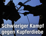 Mann arbeitet an einem Kupferkabel