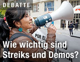 Demonstrantin mit Megafon