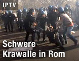 Polizisten nehmen einen Demonstranten fest