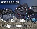 Mann arbeitet an einem Kupferkabel