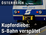 Mann arbeitet an einem Kupferkabel