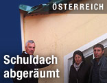 Mann arbeitet an einem Kupferkabel
