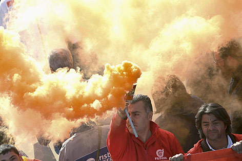 © APA/EPA/Cesare Abbate Italienische Demonstranten mitten in Rauchschwaden