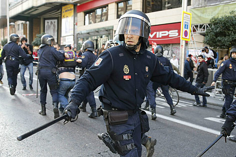 © APA/EPA/Juan Carlos Higaldo Spanische Polizisten bei der Demonstration