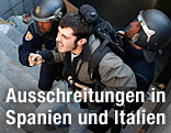 Polizisten halten einen spanischen Demonstranten fest