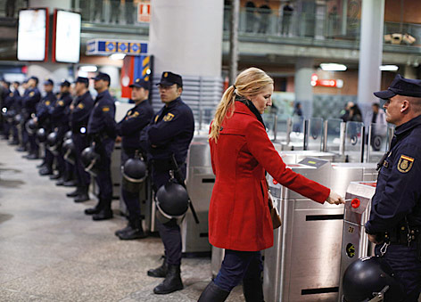 © Reuters/Paul Hanna Polizeiaufgebot am Bahnhof Atocha in Madrid