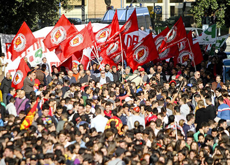 © APA/EPA/Cesare Abbate Demonstration in Neapel