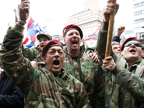 © APA/EPA/Antonio Bat Jubel von jugoslawischen Kriegsveteranen