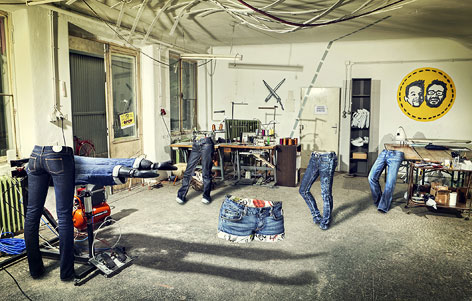 © kidizin.com und shootthemodel.com Fotomontage zeigt Jeans im Atelier von Gebrüder Stitch