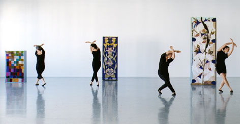 © Sharon Lockhart, 2011 Filmstill aus "Five Dances and Nine Wall Carpets by Noa Eshkol, 2011"