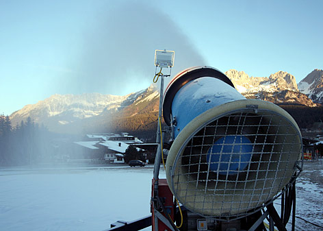 © picturedesk.com/Roland Mühlanger Schneekanone
