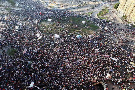 © APA/EPA/Khaled Elfiqi Demonstranten versammeln sich auf dem Tahrir Platz in Kairo